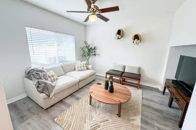 Image de Pet Friendly Townhome--Fully fenced private yard