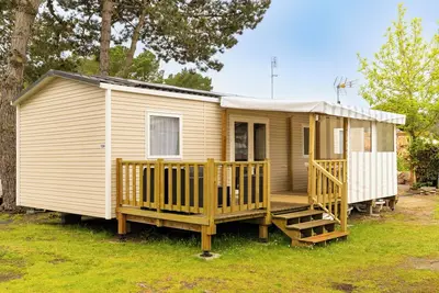 Image de Mobil-home solaire avec piscine partagée, terrasse privée et Wi-Fi