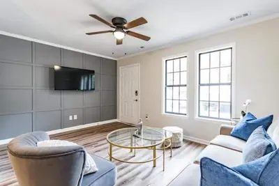 Image de Beautiful 2 bdr Townhome w King bed and free wifi