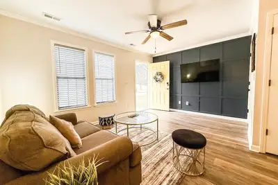 Image de Newly renovated 2 bdr townhome w king bed