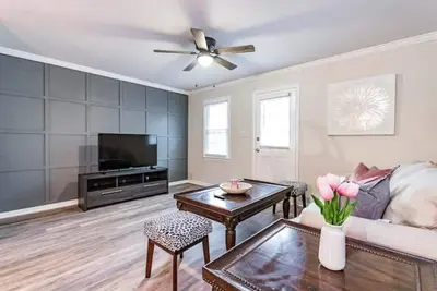 Image de Double en suite townhome close to Wakemed