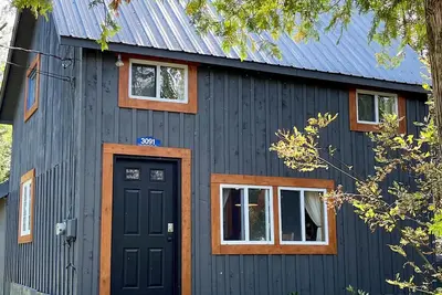 Image de Cozy Carrabassett Cabin - less than 2 miles to Sugarloaf Mountain!
