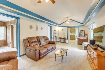 Image de Clanton Cottage w\/ Charcoal Grill & Porch!