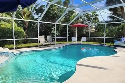 Image de Pool House with Bikes and Beach Essentials - a few blocks from the beach