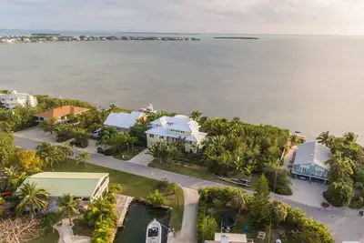 Image de Stunning 4 bed 3. 5 bath open water pool home