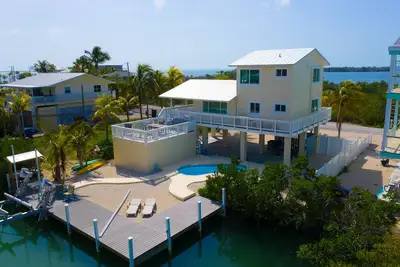 Image de 2 Bed 2 Bath Pool Home with Sunset views