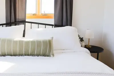Image de Cozy lake house with incredible views. Pet-Friendly!