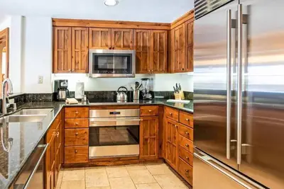 Image de Austria Haus Club 2 Bedroom Luxury Condo w Free Parking and B'fast
