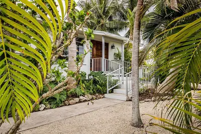 Image de Gorgeous 2 Bed 2 Bath Pool Home on a Canal