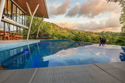 Image de Tropical 4 Bedroom Luxury Home with Pool & Hot Tub