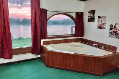 Image de Riverfront Cabin w/ Jacuzzi View