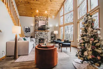 Image de FallWater - 5br Lakehouse, WtrFrnt, Ht Tub, F/pit. Close to Ski and Golf!