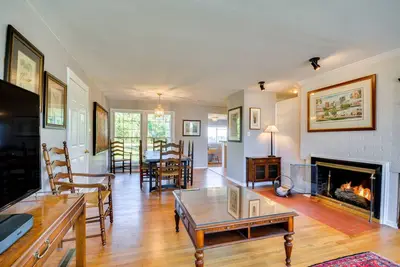 Image de Laptop-Friendly Greensboro Home w\/ Fireplace!