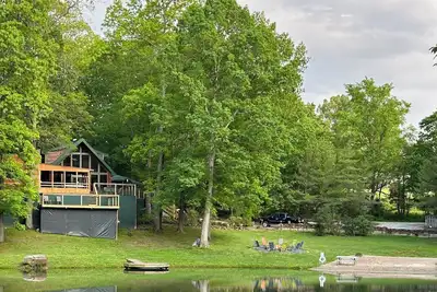 Image de HotTub! FirePit, Private 2. 5 acre Pond, 2 Kayaks! GameRoom! Slps12+