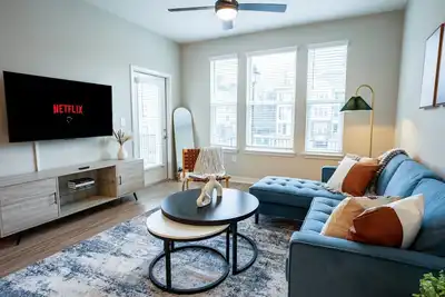 Image de Modern, New Apt | Pool | Long Stays