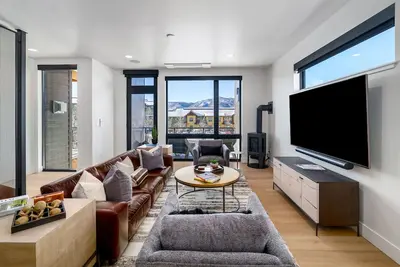 Image de Urban Reserve, Upscale, Brand New Townhome! Private Rooftop Hot Tub