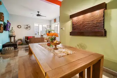 Image de Solar Powered- 3br w/ Kings + Yard, Porch & Grill. 6 Minute Walk to Beach & Eats