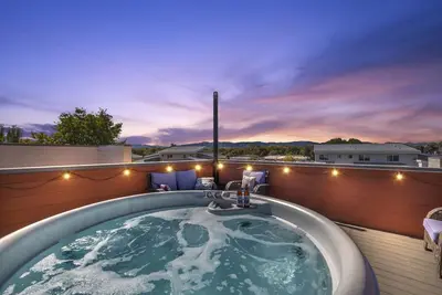 Image de Rooftop Hot Tub! Walk to Old Town, Brews, & River. Enjoy Arcade-grade Skee-Ball!