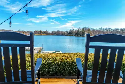 Image de Lakefront Paw Paw Cottage w\/ Boats & 2 Docks!