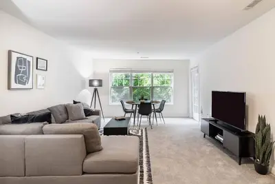 Image de Wonderful Woburn 2br w\/ In-Unit W\/D, close to Restaurants, by Blueground