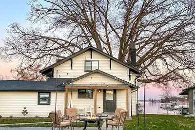 Image de Wawasee Lake Channel Cottage Newly Renovated