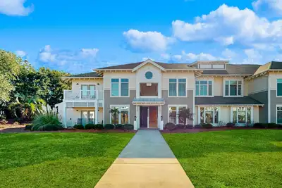 Image de Sunny condo near beach & Intracoastal with outdoor pool, balcony, washer/dryer