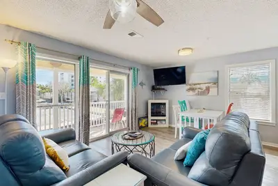 Image de Condo in paradise with open layout, pool access, & patio - snowbird-friendly