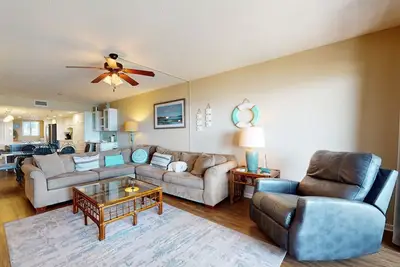 Image de Beachfront condo with Gulf views, pool, tennis, gym, & private balcony
