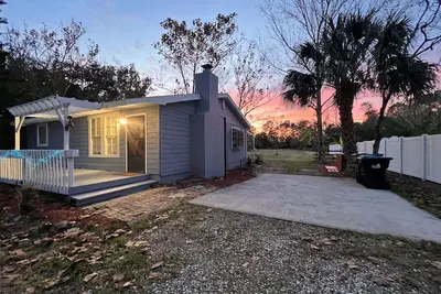 Image de Entire Fenced Gated Home on big Land Near Speed World