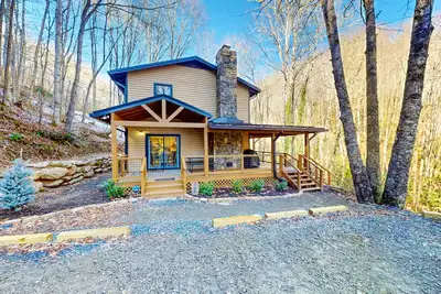 Image de Secluded, dog-friendly cabin with fireplace, deck & firepit - near skiing & golf