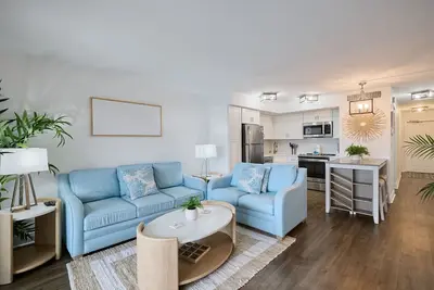 Image de Gorgeous Newly Renovated Marina Front Condo