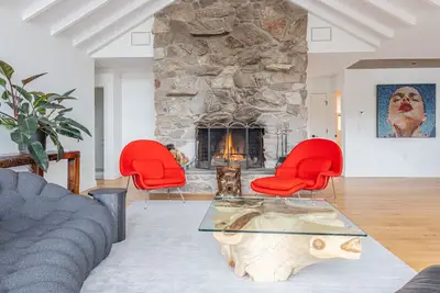 Image de New: Stunning Designer Lakefront Estate w\/ Hot Tub