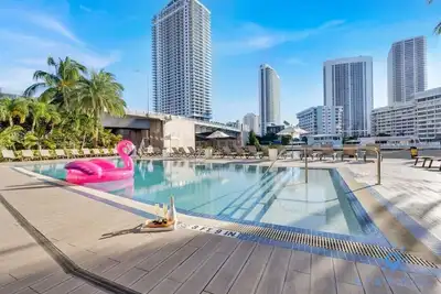 Image de Upper Studio with Stunning Views + Pool + Gym