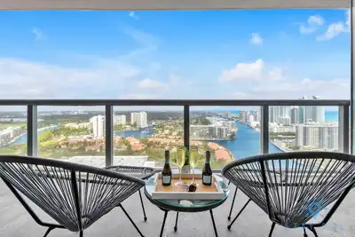 Image de To Steps from Beach w/Stunning Views + Pool + Gym