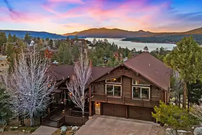 Image de Grandview Lodge: Stunning Lake Views! Luxury! Pool Table! Gourmet Kitchen! Spa!
