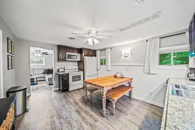 Image de Lake Grove Cottage: 1 min walk to the Strip!