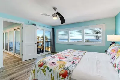 Image de Private Pier: Renovated Beachfront Oasis Awaits!