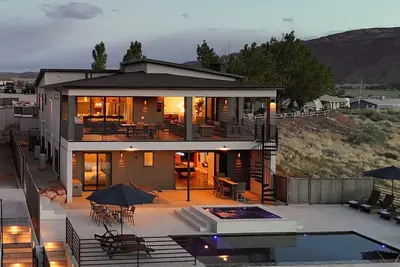 Image de Exclusive Retreats Desert Vista: Luxury 6 Bedroom Retreat- Heated Pool/ Hot tub