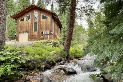 Image de New! Secluded Forest Oasis - Backs up to National Forest - Fireplace \/ Grill