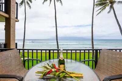 Image de Front Row Whale Watching - Rare Oceanfront - Papakea A205