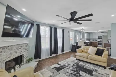 Image de 4 Bedrooms, Brick Retreat with Gameroom & Backyard