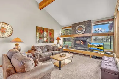 Image de Wood fireplace, Wi-Fi access, guest perks, seasonal pool, tennis courts and hot tub access
