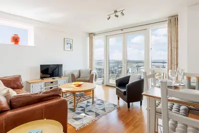 Image de A Wave From It All - Extensive Harbour Views
