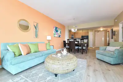 Image de Warm Coastal Condo at The Palms with New Floors and Workspace! 🌴