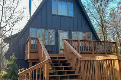 Image de Modern A-Frame on fenced, wooded Lot. Pet friendly!