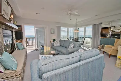 Image de Ocean Reef 4-B2, Oceanfront Condo in Emerald Isle, Nc!