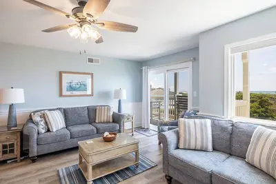 Image de Pebble Beach A-202, Oceanfront Condo in Emerald Isle, Nc!