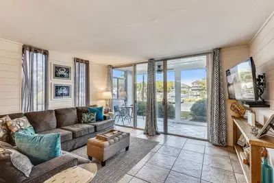 Image de Dp105c - Renovated 2 Br on the Harbor with short walk to the beach