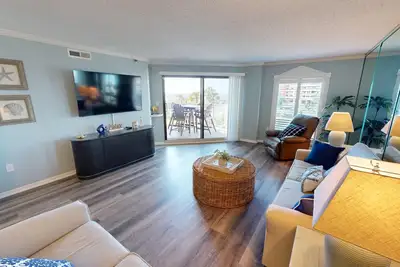 Image de Ir 212 is a 2 Br Gulf view with Washer Dryer over 1300 sf