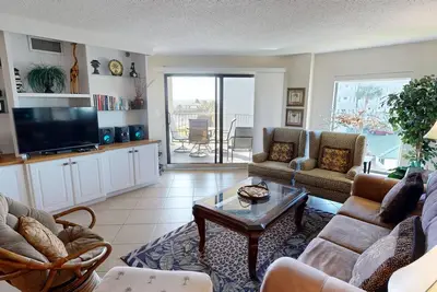 Image de Ir 217 2 Br with Sunset Views sits beachside with easy access